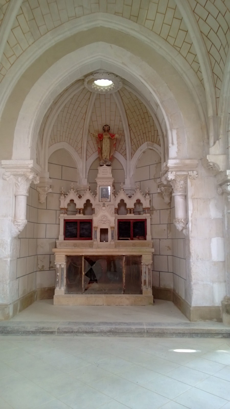 La chapelle gauche dans laquelle étaient autrefois conservées les reliques de saint Benoît Labre